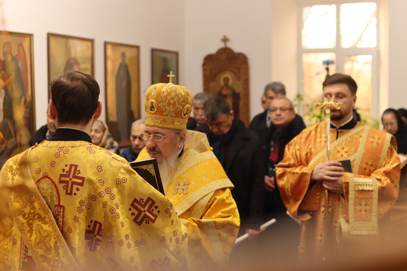 Liturghie arhierească în Duminica a 27-a după Rusalii – (Minunea vindecării femeii gârbove)
