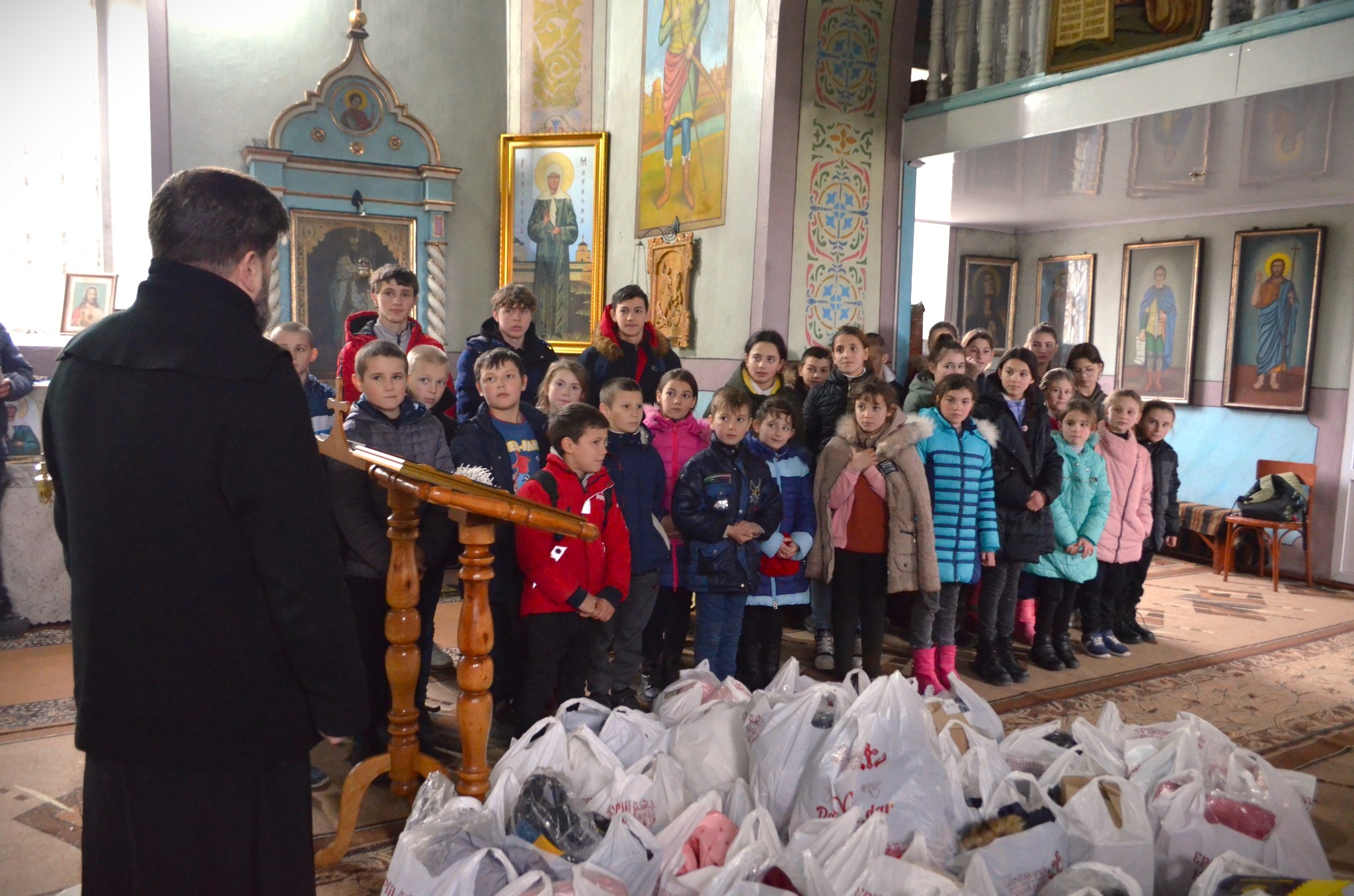 Caravana „Dar de Crăciun” a Asociației Filantropia Ortodoxă Huși a adus bucurie pentru 220 de suflete din Protopopiatul Ungheni