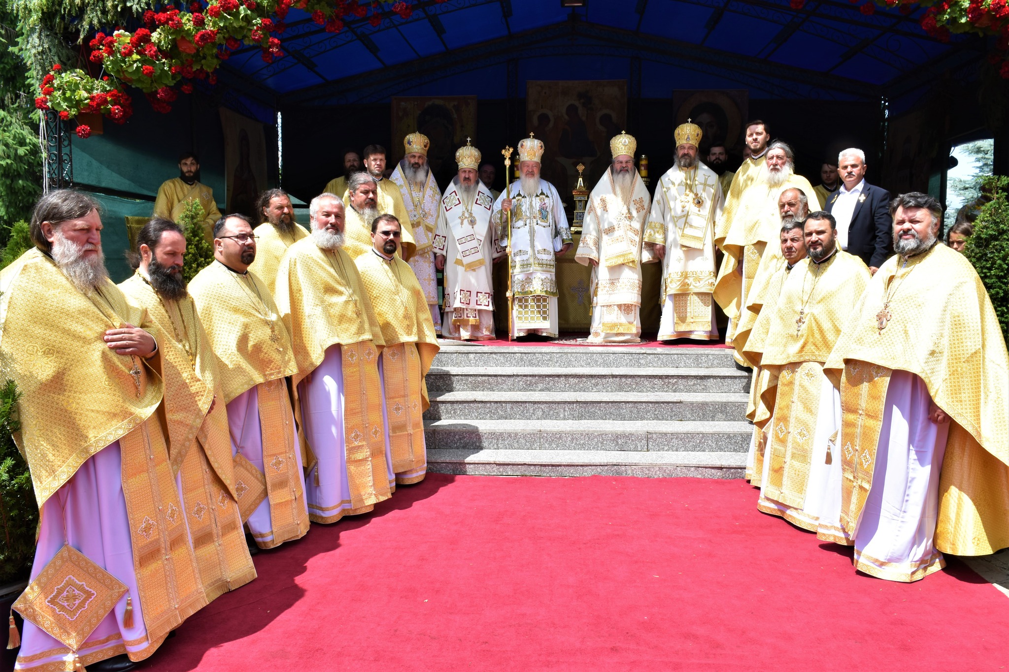 Doi ierarhi ai Mitropoliei Basarabiei au participat la hramul Catedralei Episcopale din Huși, în ziua sărbătorii Sfinților Apostoli Petru și Pavel.
