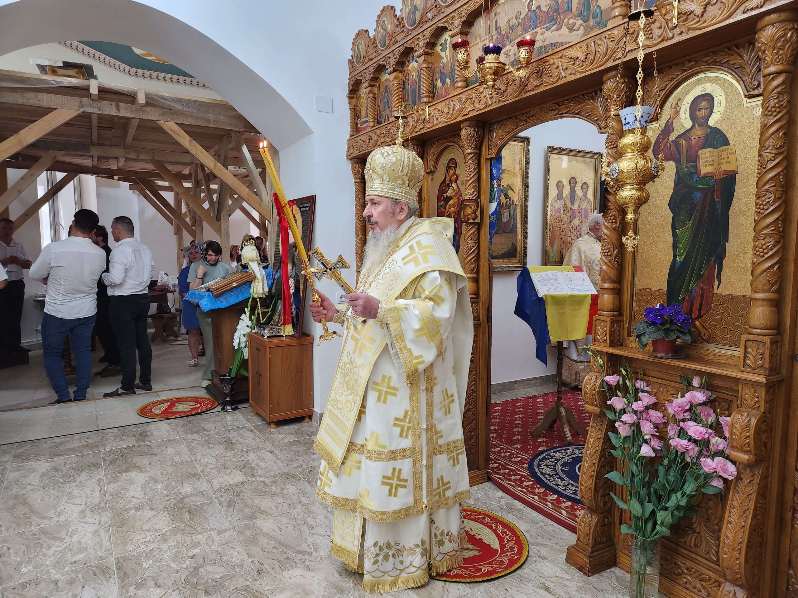 Sfânta Liturghie săvârșită de ÎPS Petru în Duminica a 7-a după Rusalii a adunat credincioșii în rugăciune și binecuvântare