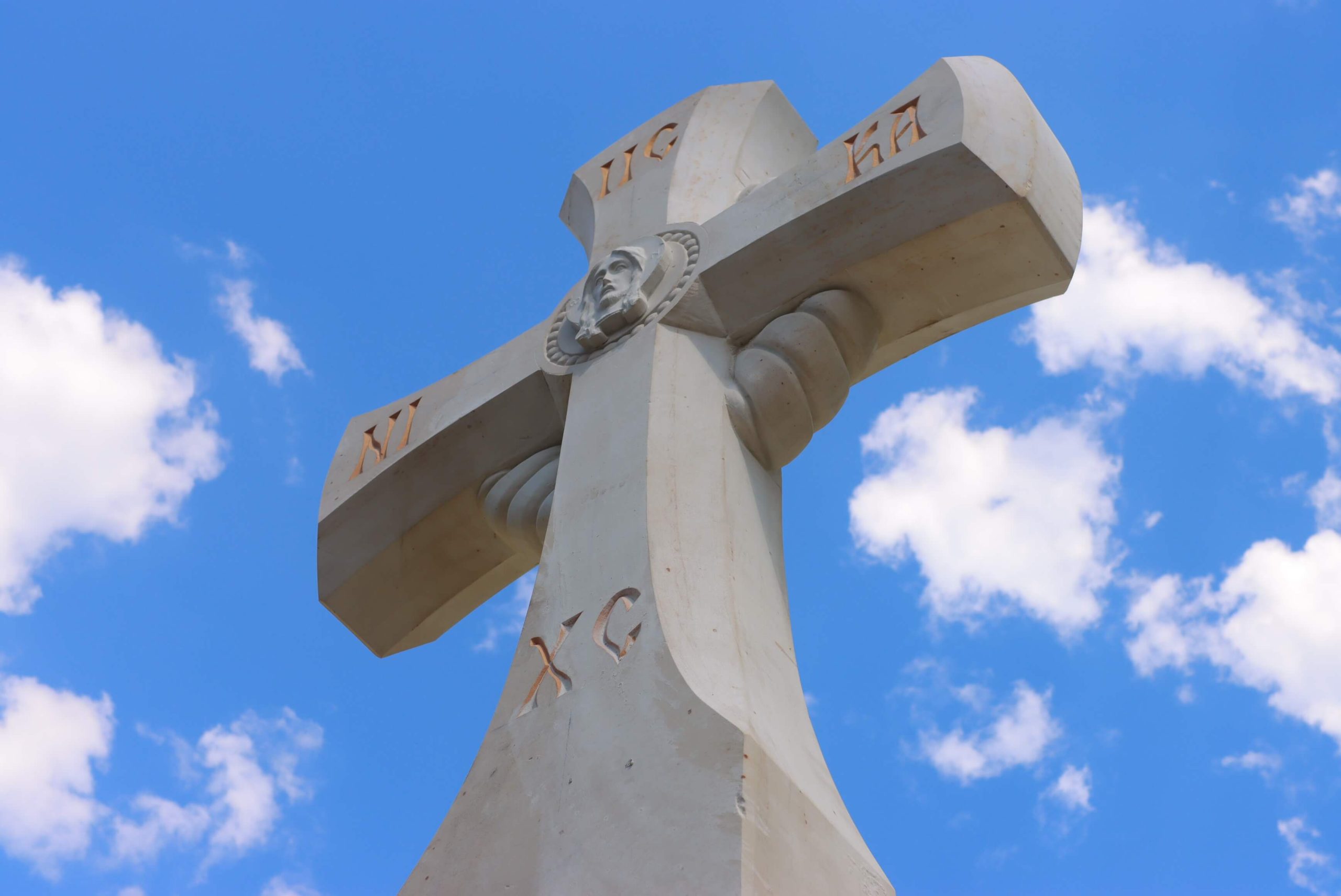 Simbol de Unitate și Credință: Troița Sfintei Cruci montată în curtea Mitropoliei Basarabiei