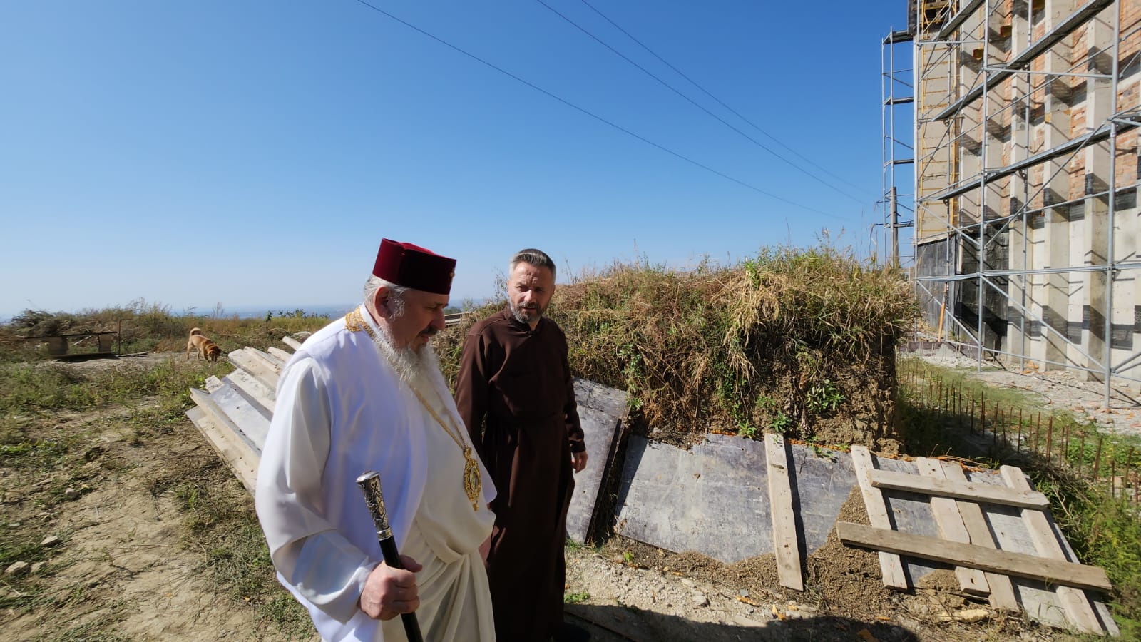 Comunitatea din Cornești înaintează cu încredere în construirea noii biserici: ÎPS Părinte Mitropolit PETRU vizitează șantierul de construcție