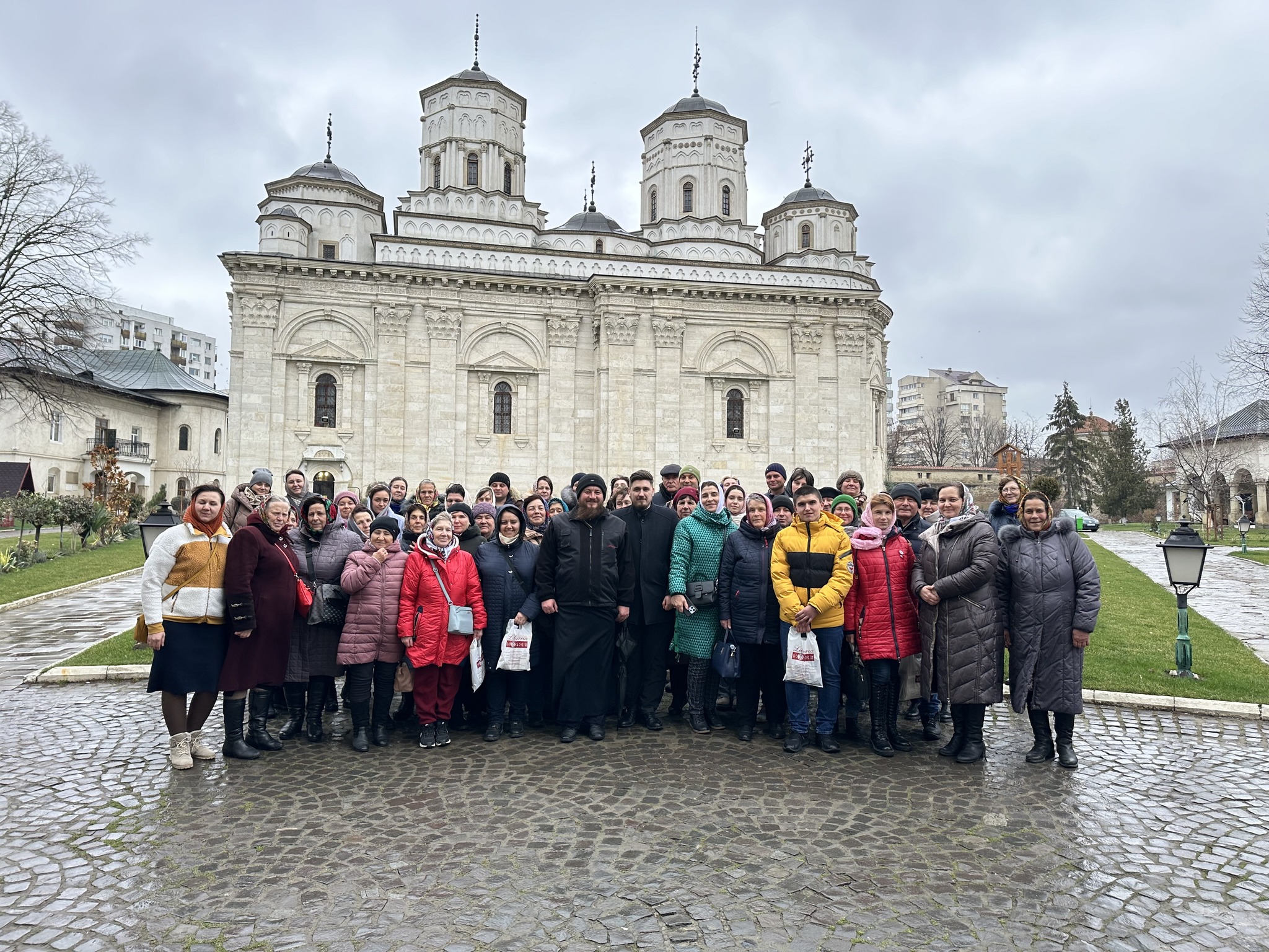 Un grup de enoriași din satul Dubăsari Vechi, raionul Criuleni, în pelerinaj la locurile sfinte din Iași, România
