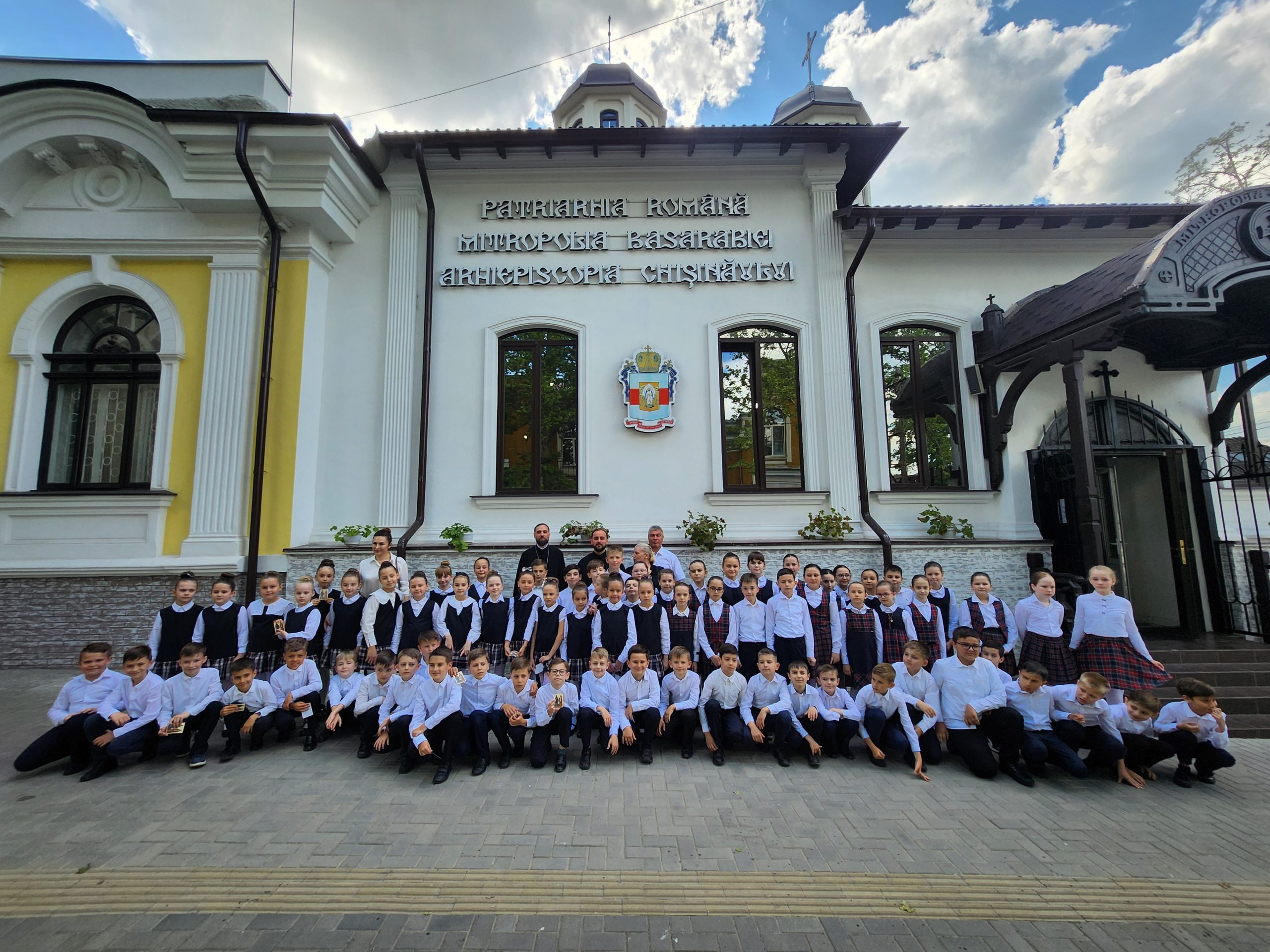 Copiii din corul „Vitejii” de la Liceul „Mihai Viteazul”, discipolii ierodiaconului Gurie (Anton) Dumbravă, în vizită de suflet la Mitropolia Basarabiei 