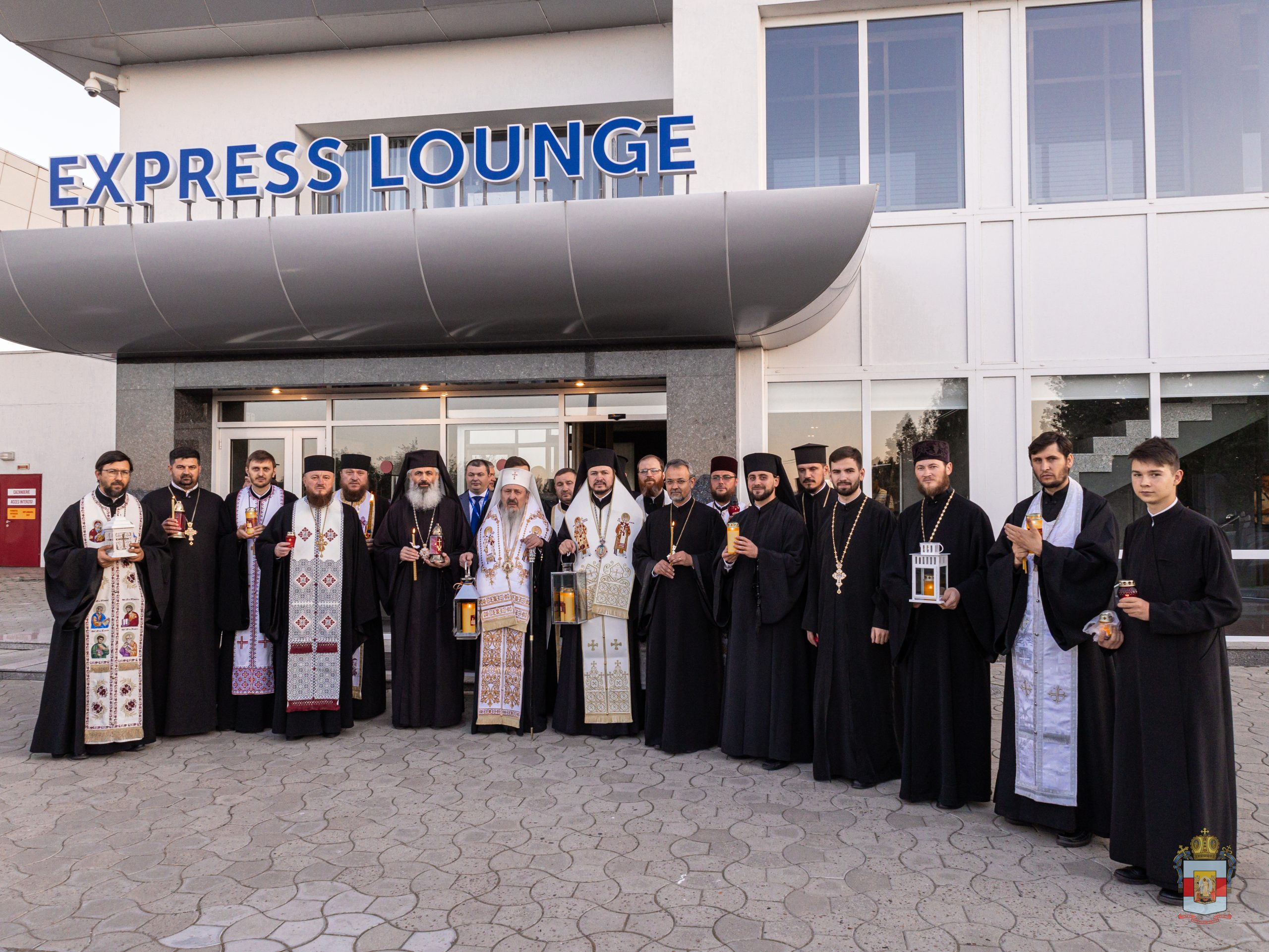 Lumina Sfântă de la Ierusalim a ajuns la Chișinău și a fost întâmpinată la aeroport de ÎPS Petru, Mitropolitul Basarabiei