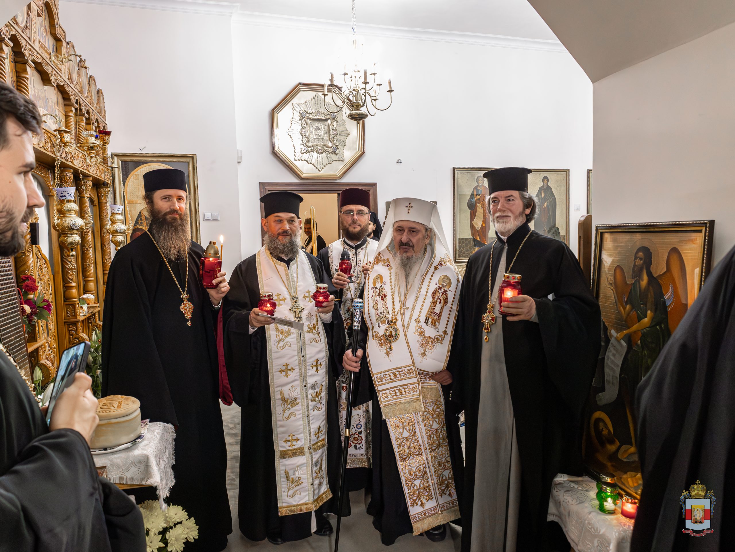 Lumina Sfântă a fost adusă la sediul Mitropoliei Basarabiei, unde a fost oferită de către ÎPS Părinte Petru, clericilor și enoriașilor din Arhiepiscopia Chișinăului