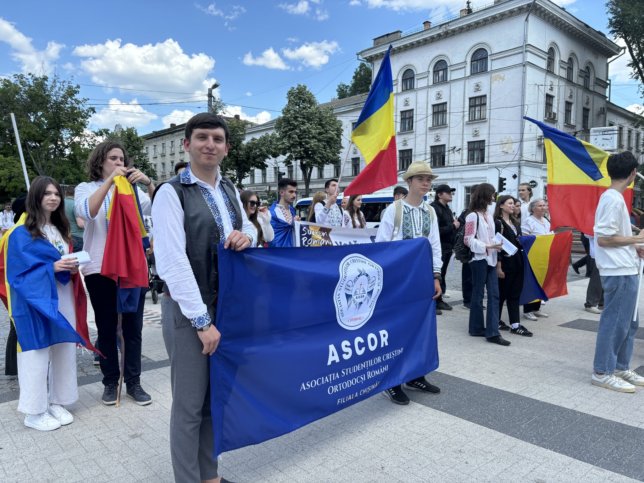 Tinerii din ASCOR Chișinău au participat la „Marșul Identitar”, îndemnând semenii să-și asume public și deschis apartenența la identitatea și spiritualitatea românească