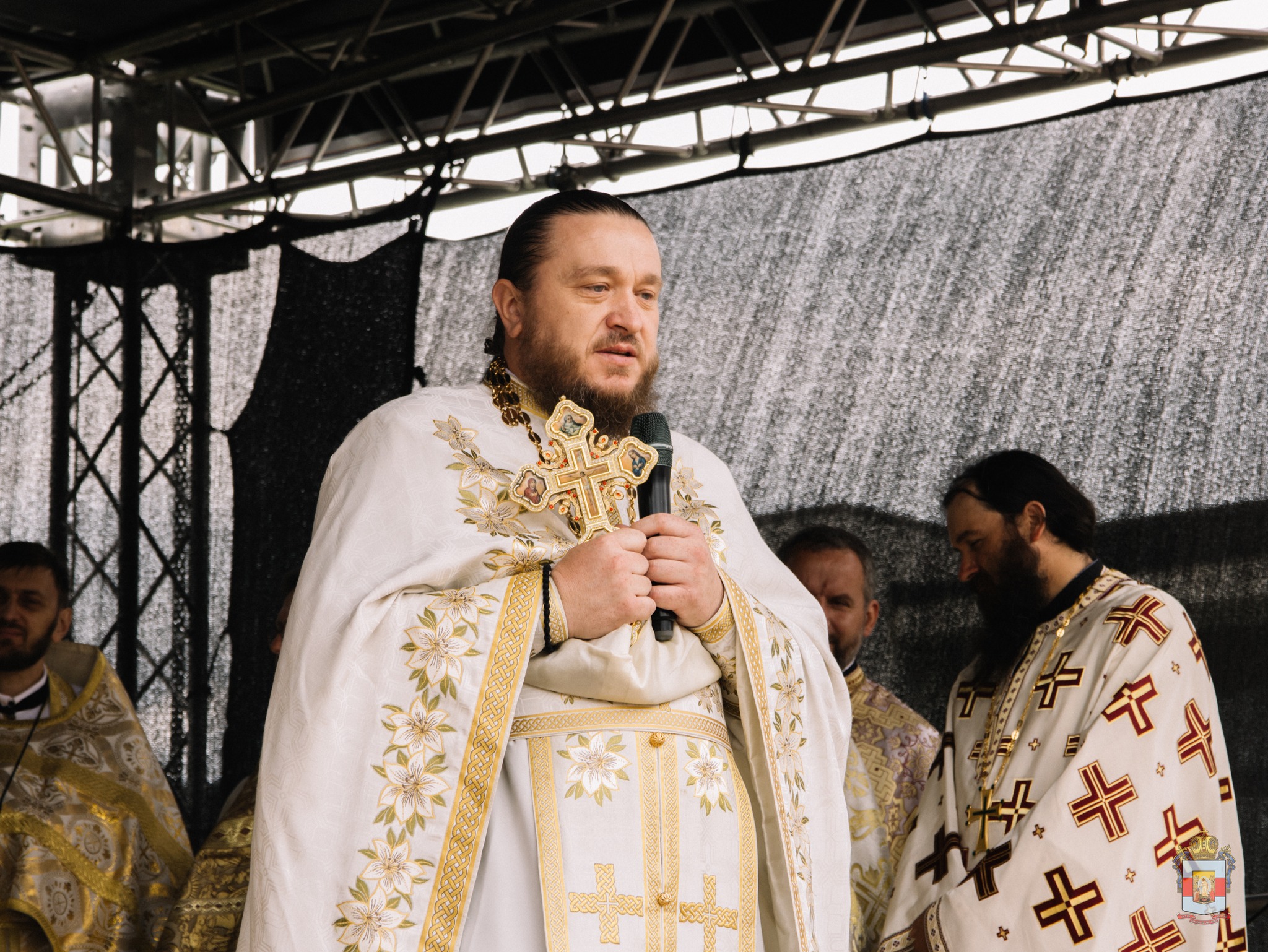 Interviu cu Părintele Iurie Nistor despre veșmântul Sfântului Ioan cel Nou de la Suceava: un odor binecuvântat adus în biserica noastră