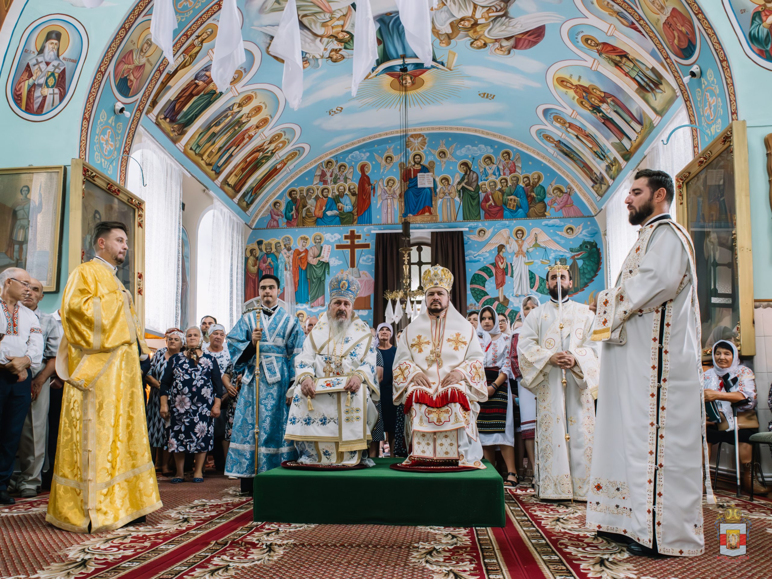 Sărbătoare arhierească la Drăgușeni: Mitropolitul Petru și Episcopul Veniamin au sfințit pictura Bisericii „Sfinții Arhangheli Mihail și Gavriil”