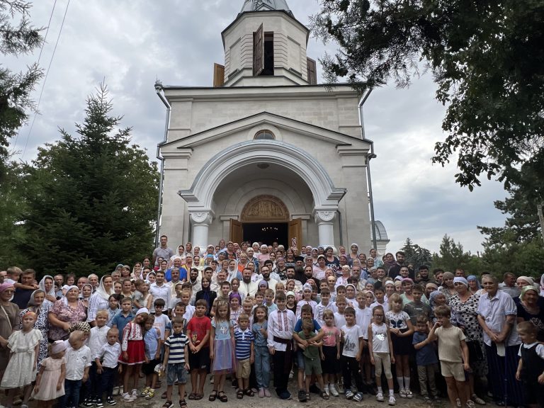 Sărbătoare duhovnicească la Dubăsarii Vechi: Parohia „Sfântul Arhanghel Mihail” înfrățită cu Parohia Toma Cosma din Iași