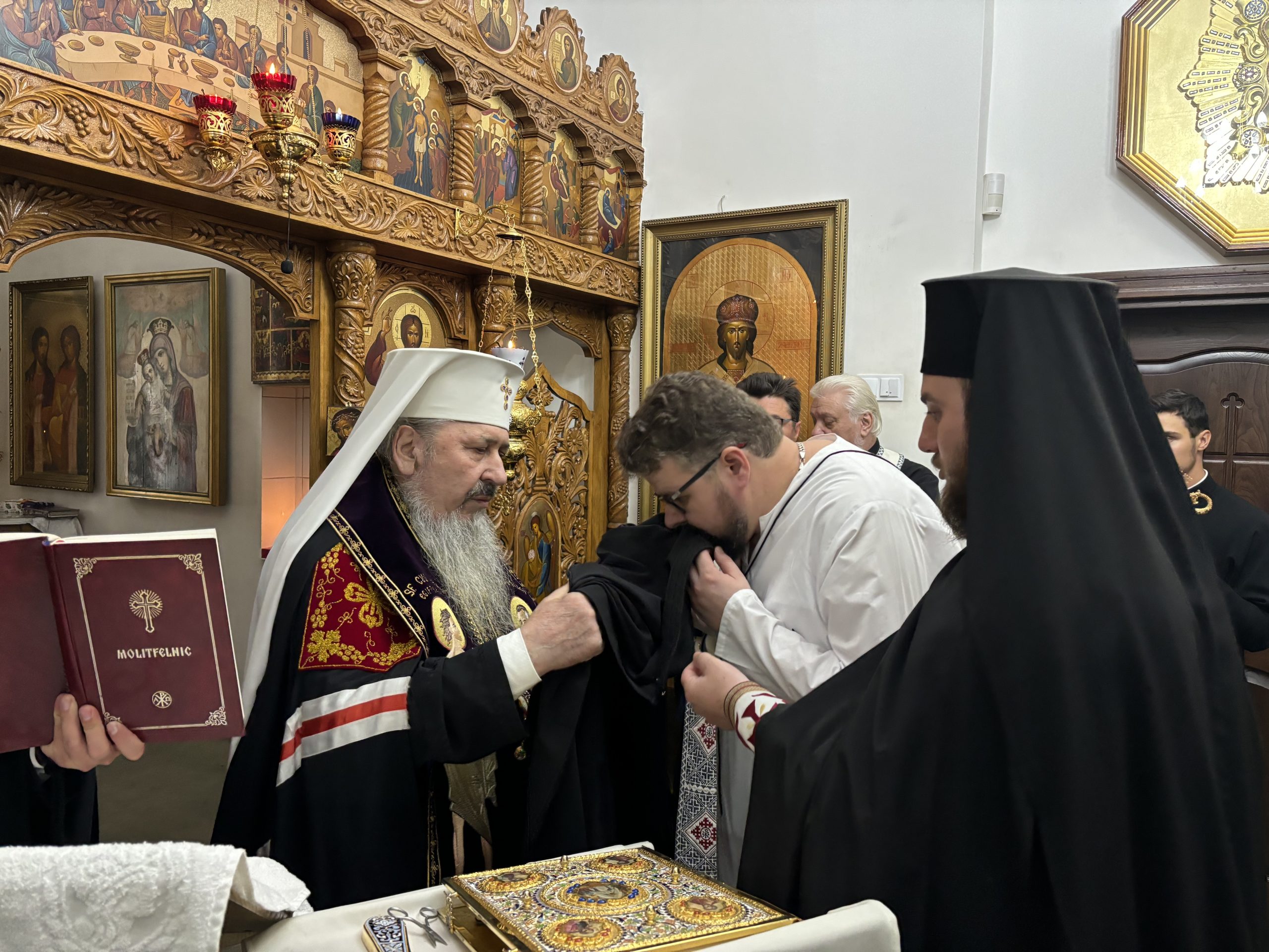 Lepădarea de lume și îmbrățișarea vieții monahale. ÎPS Petru a săvârșit slujba de călugărie a fratelui Grigore Stamati, devenit Monahul Calinic