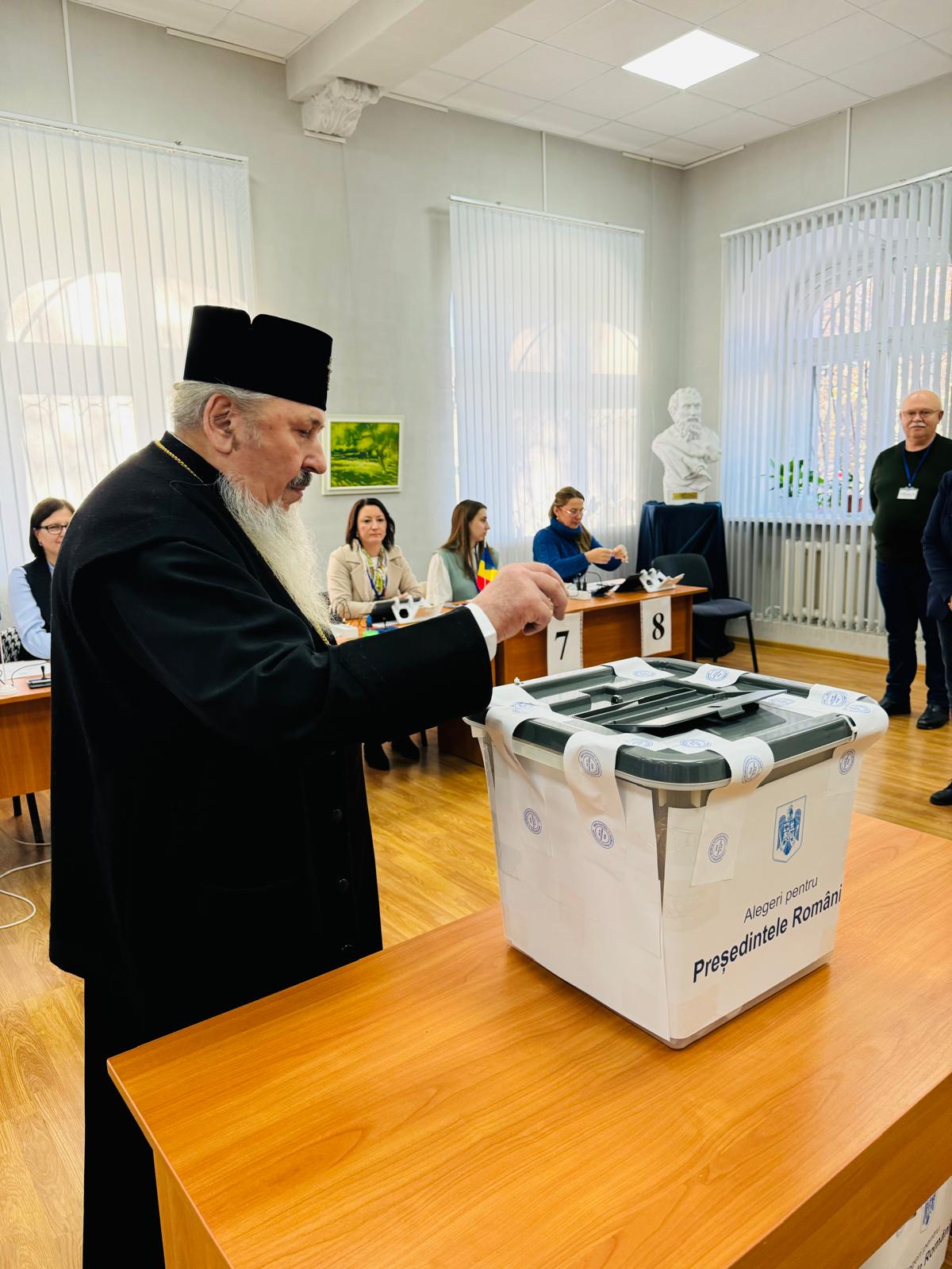 Înaltpreasfințitul Părinte Mitropolit PETRU a votat la alegerile prezidențiale din România, în Chișinău