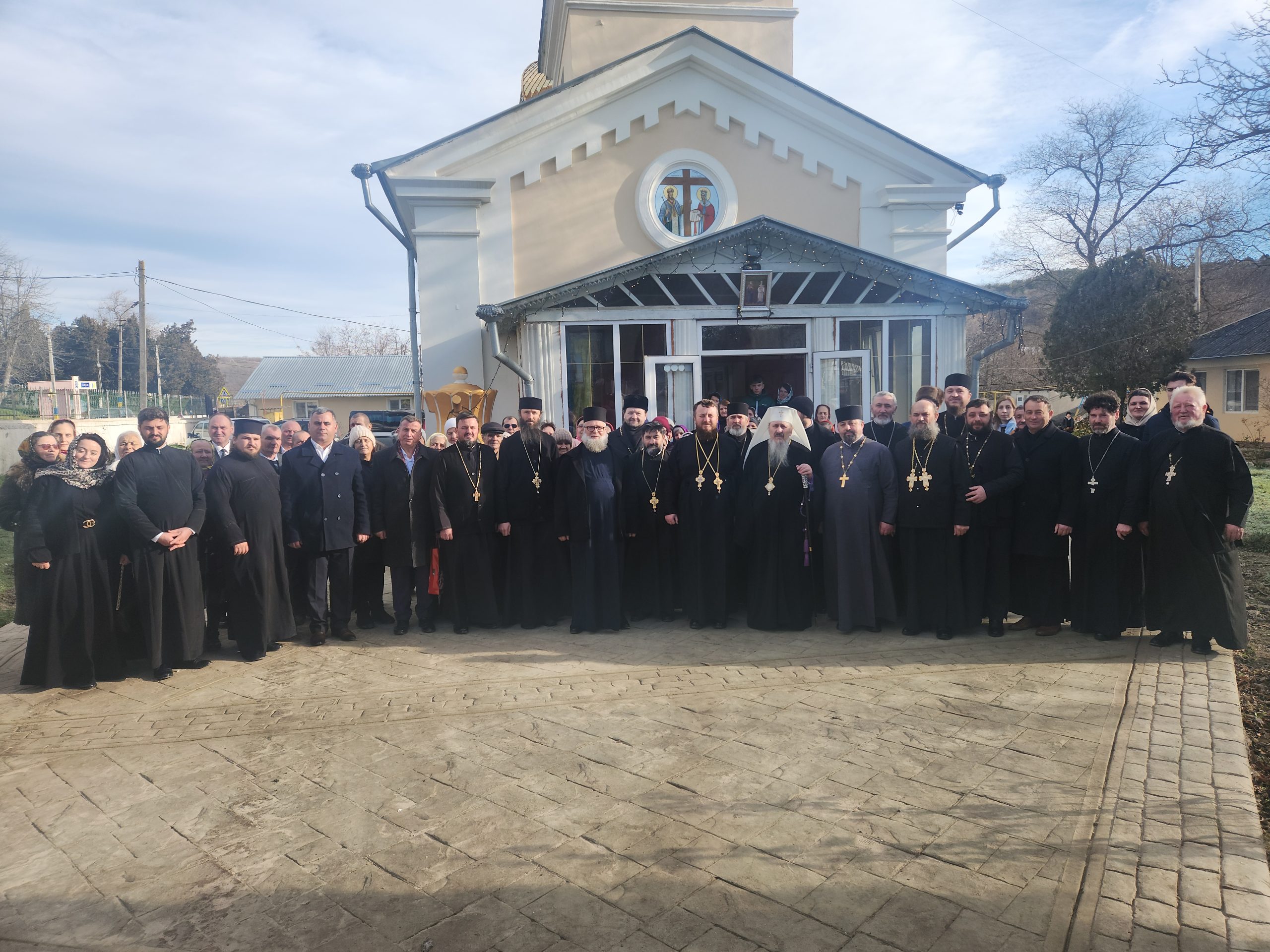 Sfințirea picturii bisericii „Sfinții Împărați Constantin și Elena” din Cimișeni, în prezența Mitropolitului Petru și a unui sobor de preoți de pe ambele maluri ale Prutului