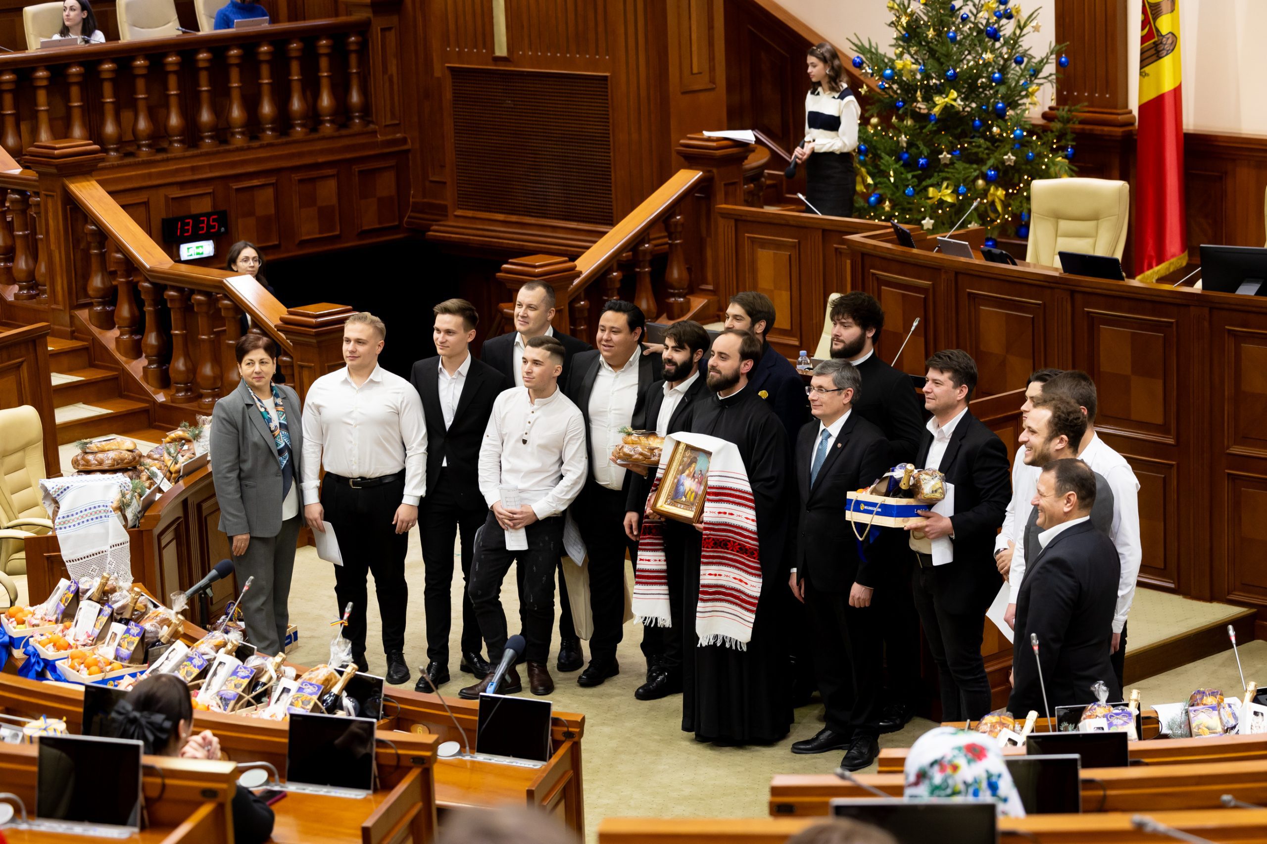 Corala academică „Gavriil Musicescu” a Mitropoliei Basarabiei a colindat în plenul Parlamentului Republicii Moldova