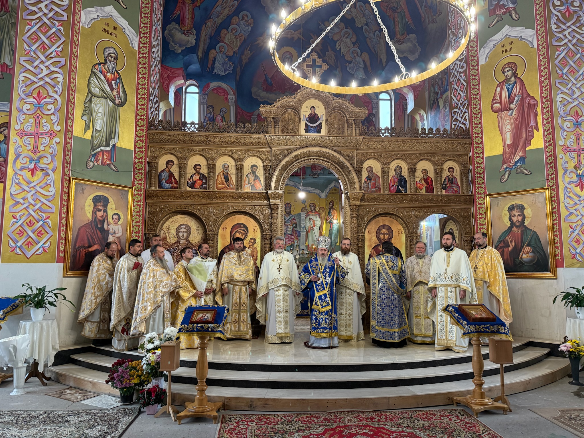 Praznic arhieresc la Hîncești: ÎPS Mitropolit Petru a săvârșit Sfânta Liturghie și a binecuvântat înfrățirea a două protopopiate românești