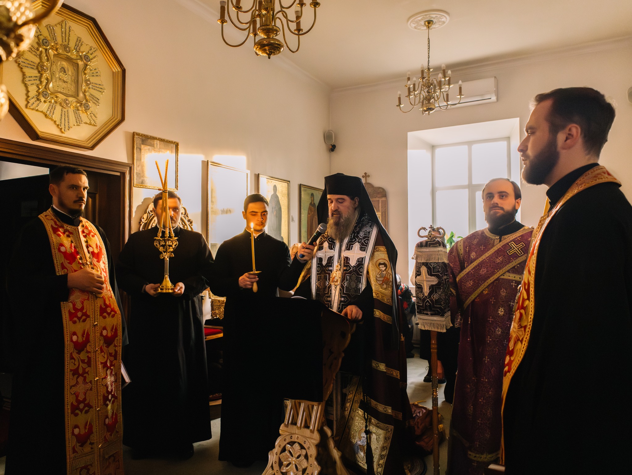 „Postești? Arată aceasta prin milostenie, prin iertare, prin dragoste!” – Cuvântul Preasfințitului Părinte Nectarie de Bogdania, în a treia zi din Post