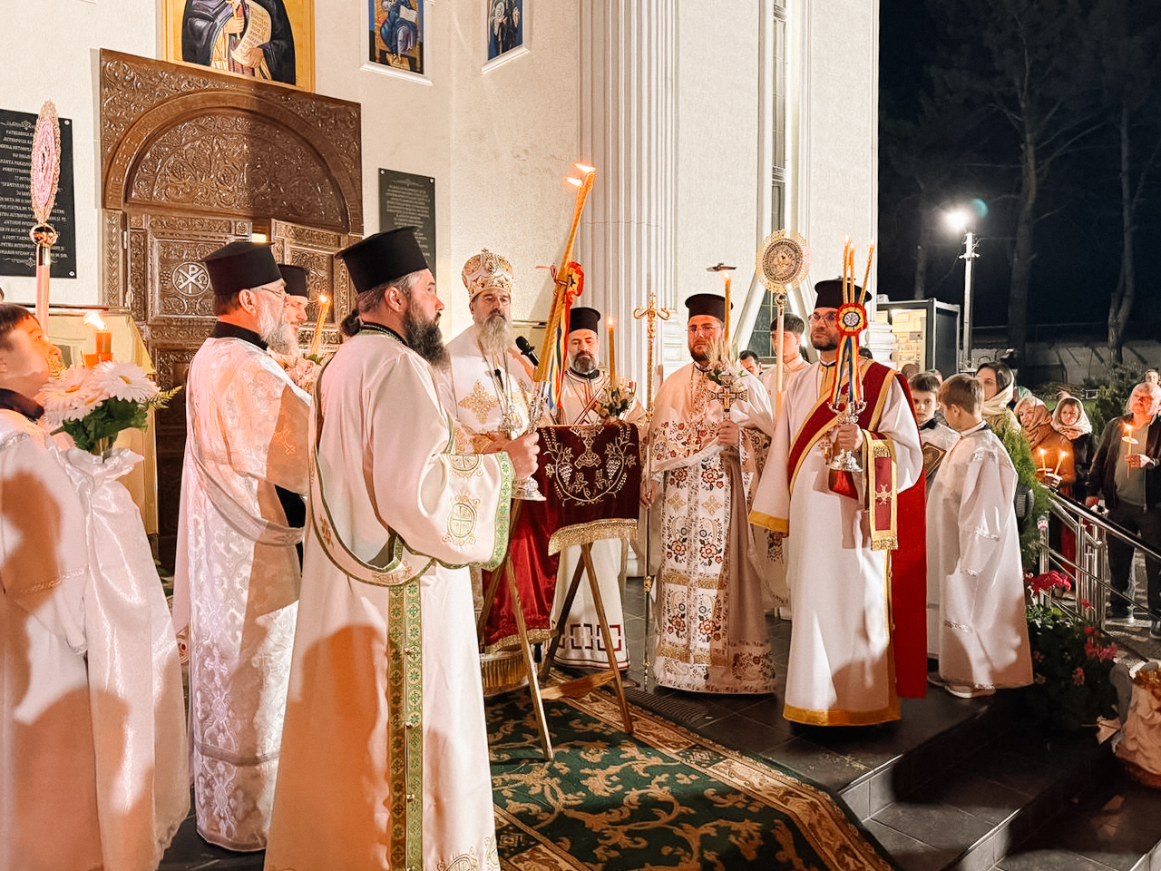 Bucuria Învierii Domnului în parohia Ratuș: o noapte pascală învăluită de har, alături de Preasfințitul Părinte Nectarie de Bogdania