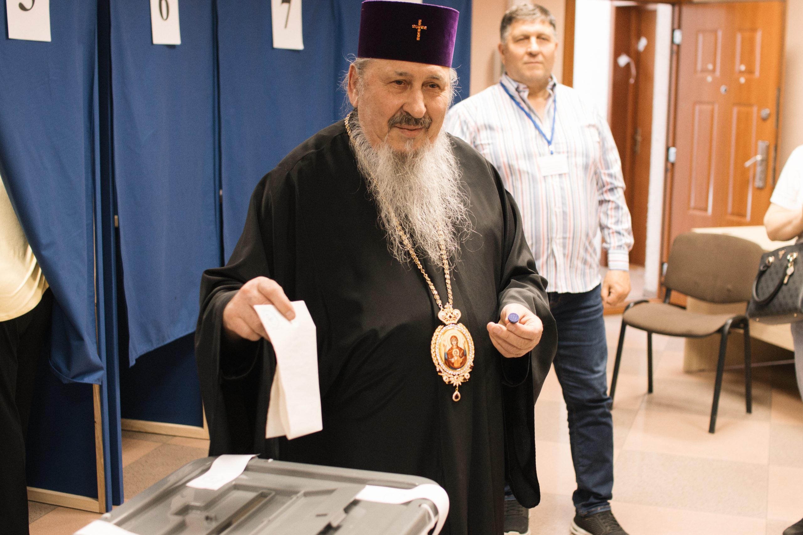 ÎPS Petru, Mitropolitul Basarabiei și Exarhul Plaiurilor, a votat în Turul I al Alegerilor Prezidențiale 2025
