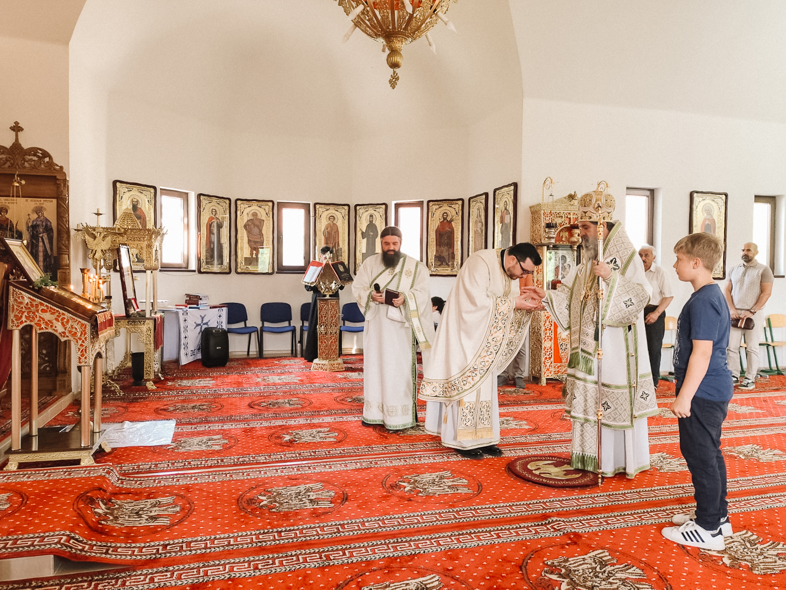 Preasfințitul Nectarie de Bogdania a slujit de praznicul Sfintei Treimi la Paraclisul Mitropolitan din Sculeni, Ungheni