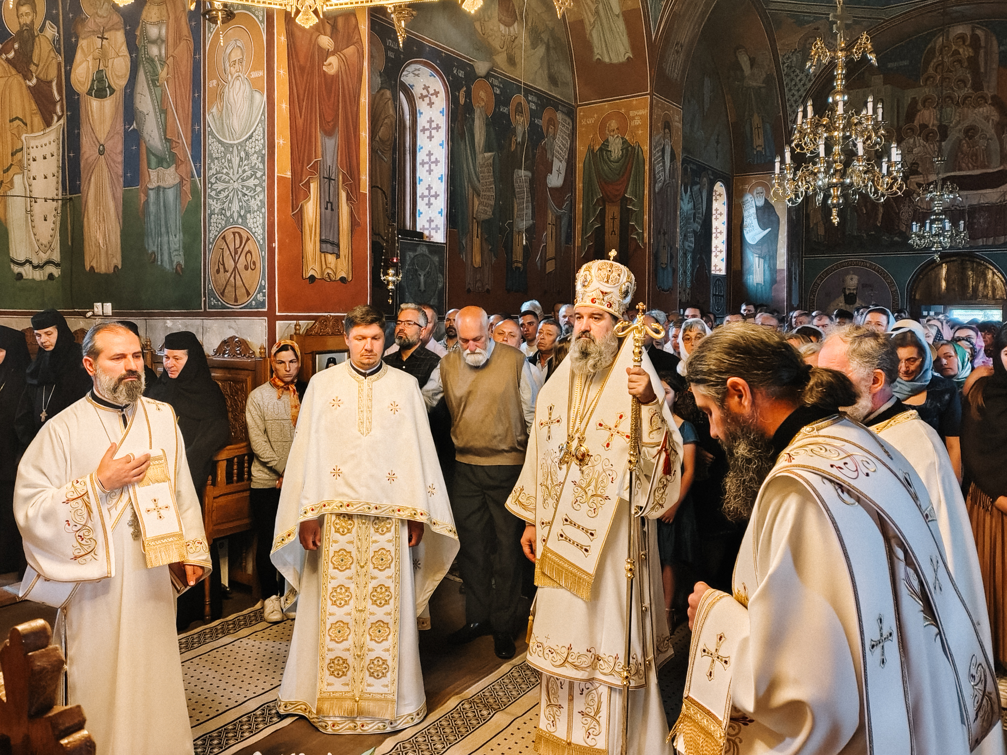 Preasfințitul Părinte Nectarie de Bogdania a slujit la hramul Mănăstirii Dumbrăvele din județul Neamț