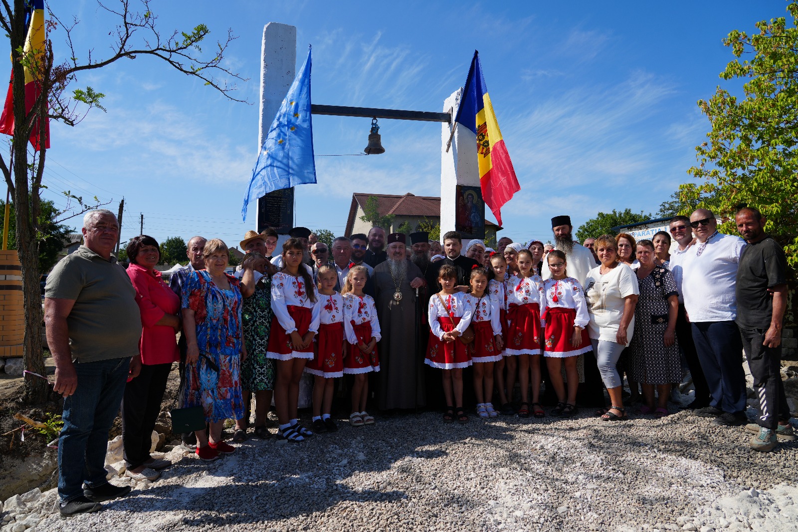 Zi de binecuvântare la Mărdăreuca: Mitropolitul Petru a sfințit și a pus piatra de temelie pentru o nouă biserică