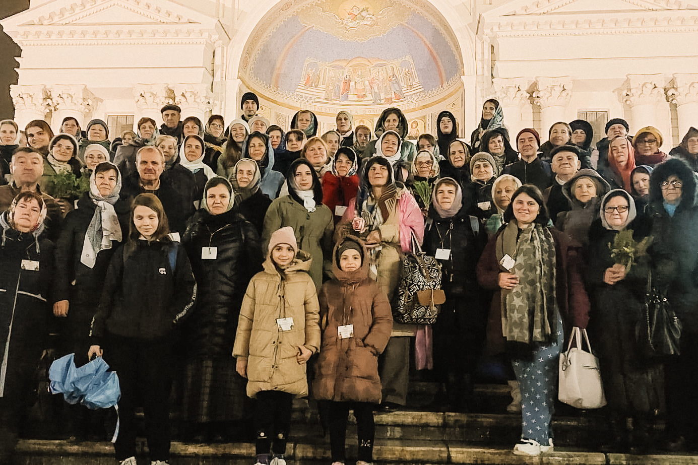 Pelerini basarabeni la hramul Sfintei Cuvioase Parascheva de la Iași, în cadrul celei de-a doua ediții a Pelerinajului Gratuit organizat de Mitropolia Basarabiei
