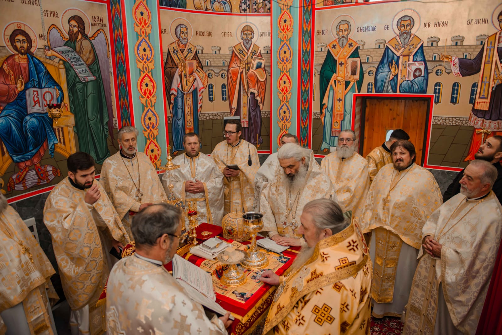 Sărbătoare duhovnicească la Călărași: doi ierarhi au resfințit Biserica „Sfânta Cuvioasă Parascheva”, la trei ani după incendiul
