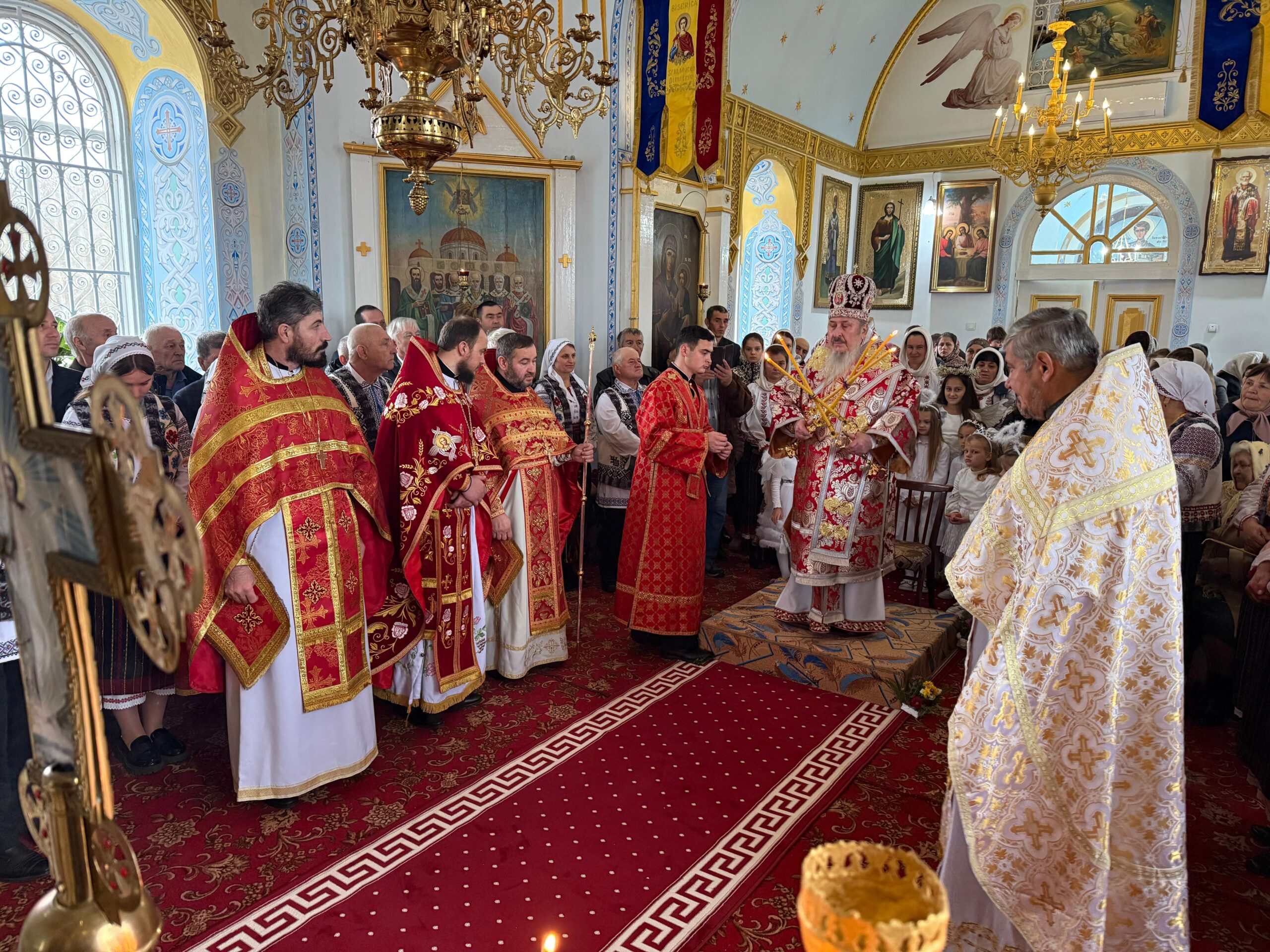 Hram și vizită arhierească la Florițoaia Veche: Biserica, înnoită prin rugăciune, dragoste și jertfă comună