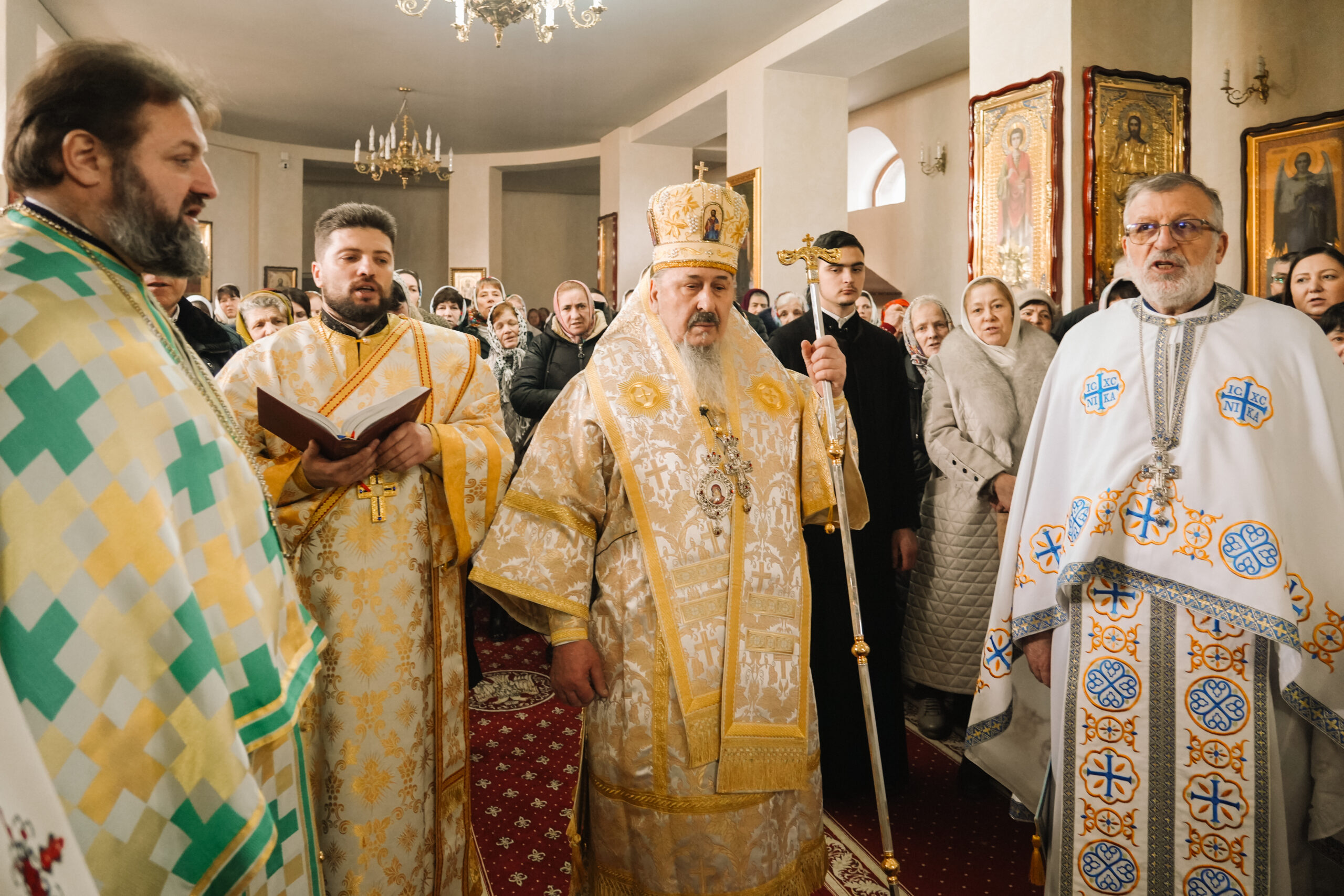 Sfinții Trei Ierarhi, prăznuiți cu aleasă solemnitate la Costești, în prezența Mitropolitului Petru al Basarabiei