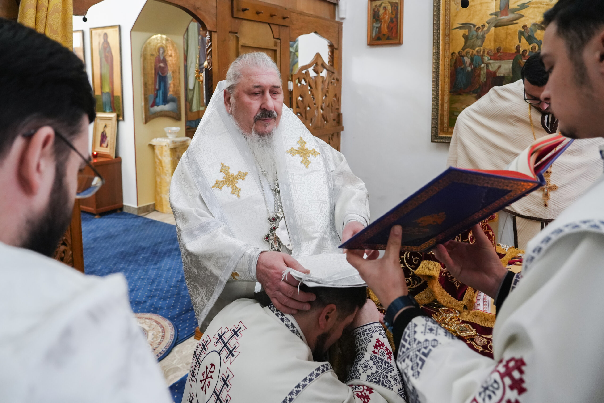 Sărbătoare cu har la Paraclisul Mitropolitan: Sfântul Mucenic Trifon prăznuit prin Liturghie arhierească și hirotonie preoțească