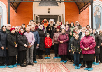 Mitropolitul Basarabiei în mijlocul credincioșilor din Parohia „Sfânta Cuvioasa Parascheva” Bozieni, la începutul Postului Mare