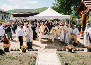 ÎPS Părinte Mitropolit Petru a liturghisit la hramul Parohiei „Sfântul Nicolae” din Sadova, într-o sărbătoare a credinței, memoriei și comuniunii românești