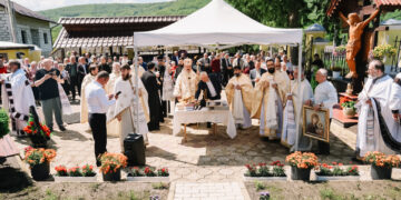 ÎPS Părinte Mitropolit Petru a liturghisit la hramul Parohiei „Sfântul Nicolae” din Sadova, într-o sărbătoare a credinței, memoriei și comuniunii românești