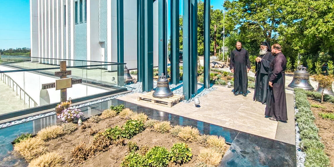 Mitropolitul Antonie s-a închinat în noua biserică din Cornești, apreciată pentru arhitectura sa deosebită
