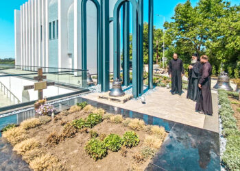 Mitropolitul Antonie s-a închinat în noua biserică din Cornești, apreciată pentru arhitectura sa deosebită