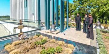 Mitropolitul Antonie s-a închinat în noua biserică din Cornești, apreciată pentru arhitectura sa deosebită