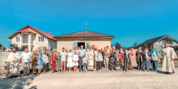 Mitropolitul Antonie, în mijlocul comunității „Tuturor Sfinților” din Florești: „Omul poate avea multe și să fie gol lăuntric”