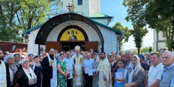 Sărbătoare arhierească la Cetireni: PS Nectarie a săvârșit Sfânta Liturghie și a sfințit noua clopotniță
