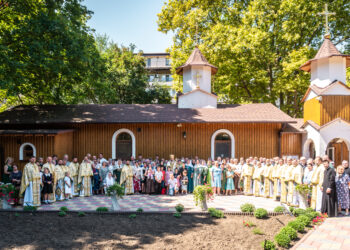 Mitropolitul Basarabiei a binecuvântat hramul Parohiei „Sfântul Serafim de Sarov”, alături de clerici din trei eparhii românești