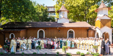 Mitropolitul Basarabiei a binecuvântat hramul Parohiei „Sfântul Serafim de Sarov”, alături de clerici din trei eparhii românești