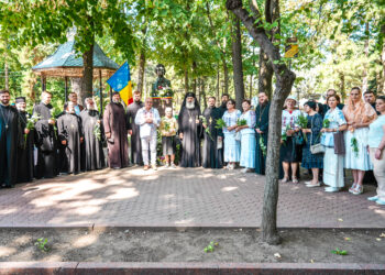Mitropolitul Antonie, în mijlocul poporului din Chișinău de Ziua Limbii Române: binecuvântări, dialog și recunoștință pe Aleea Clasicilor