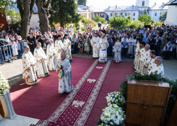 O candelă pentru unitatea neamului românesc, dăruită de Mitropolitul Antonie Mănăstirii Văratec