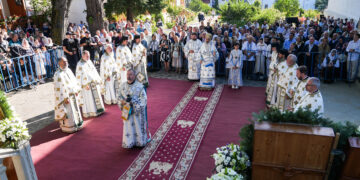 O candelă pentru unitatea neamului românesc, dăruită de Mitropolitul Antonie Mănăstirii Văratec