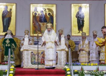 Mitropolitul Antonie în rugăciune cu zeci de ierarhi și mii de pelerini la sărbătoarea Sfintei Parascheva de la Iași