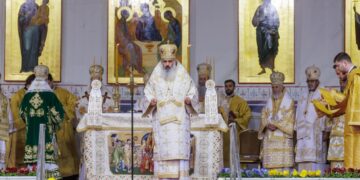 Mitropolitul Antonie în rugăciune cu zeci de ierarhi și mii de pelerini la sărbătoarea Sfintei Parascheva de la Iași